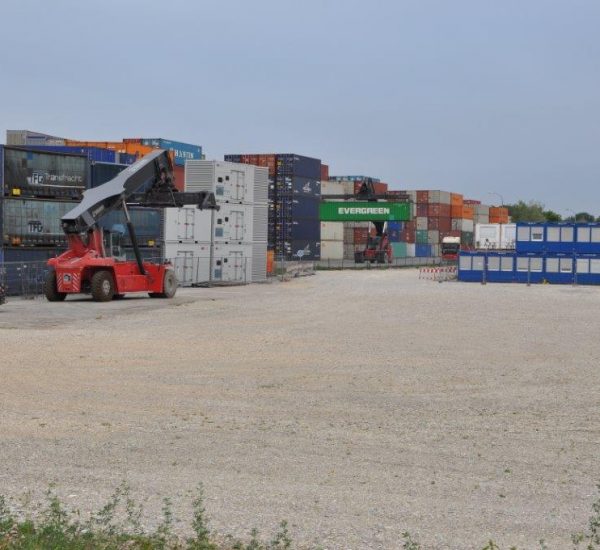 unterfoehring-neuesmitterfeld-bestandsfoto-container