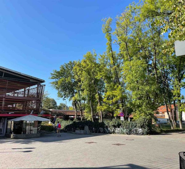vaterstetten-bahnhofsvorplatz-bestandsfoto
